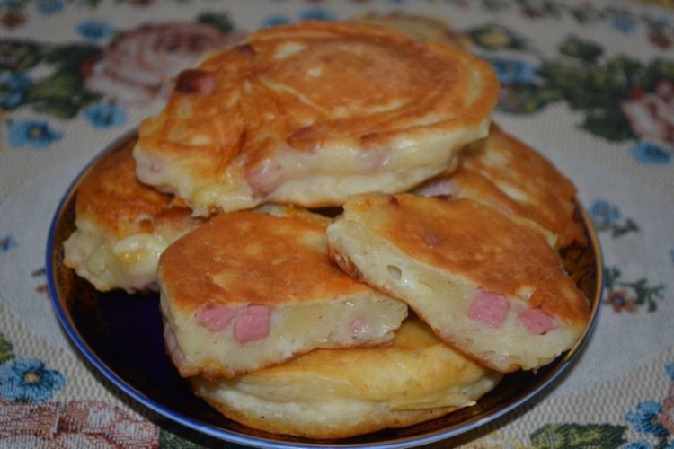 Оладьи на молоке с колбасой и сыром