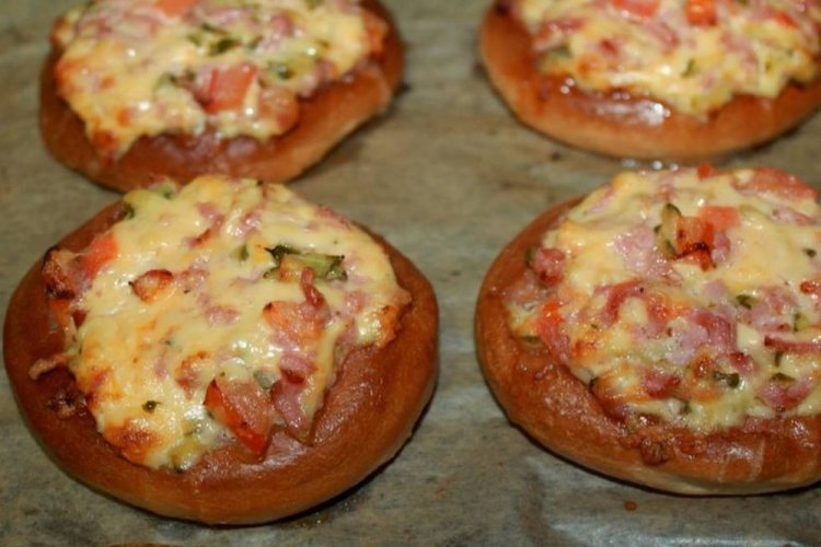Мини-пицца из дрожжевого теста в духовке