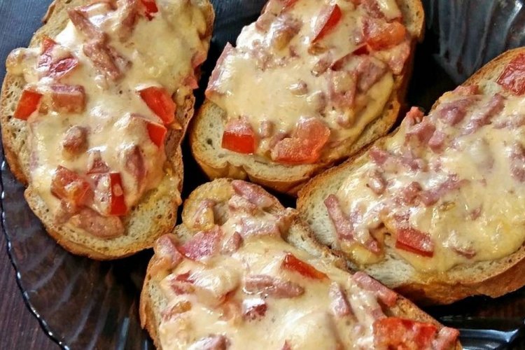 Мини-пицца на батоне