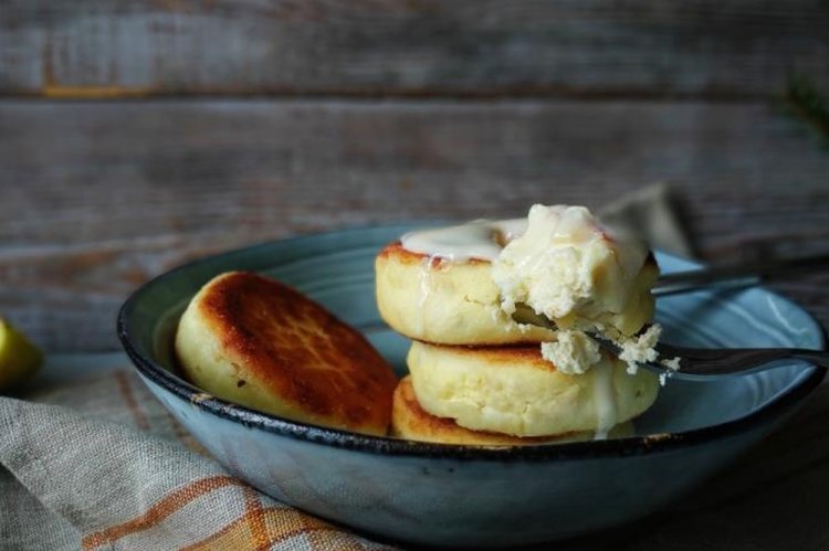 Сырники с яблоком, изюмом и рисовой мукой