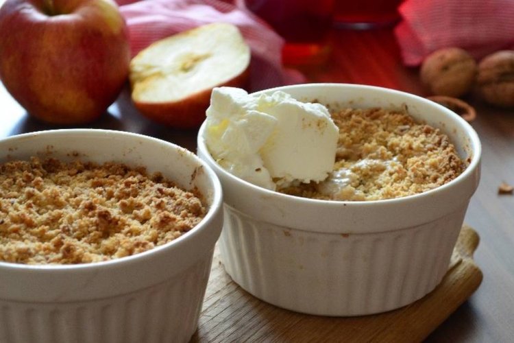 Яблочный крамбл с заварным кремом