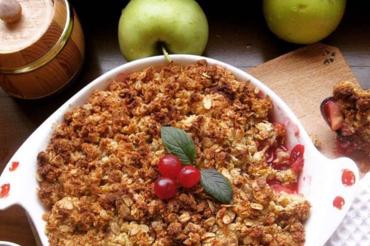 Яблочный крамбл с овсяными хлопьями и клюквой