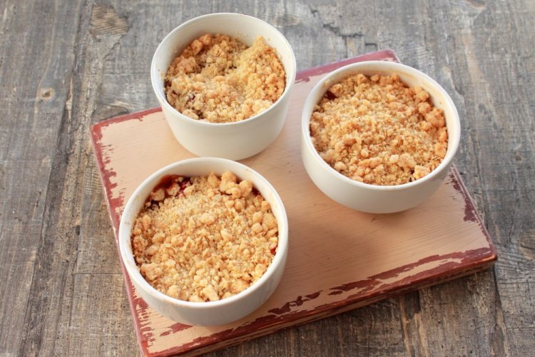 Яблочный крамбл с клюквой и орехами