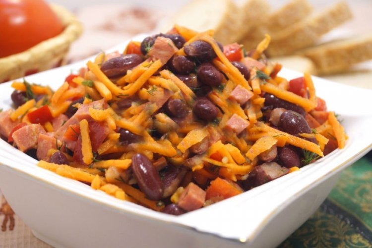 Салат с фасолью и сосисками