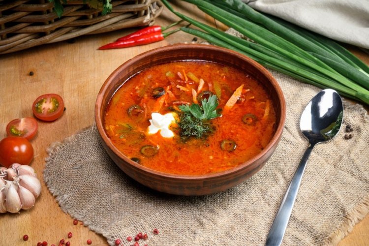 Мясная солянка с сосисками