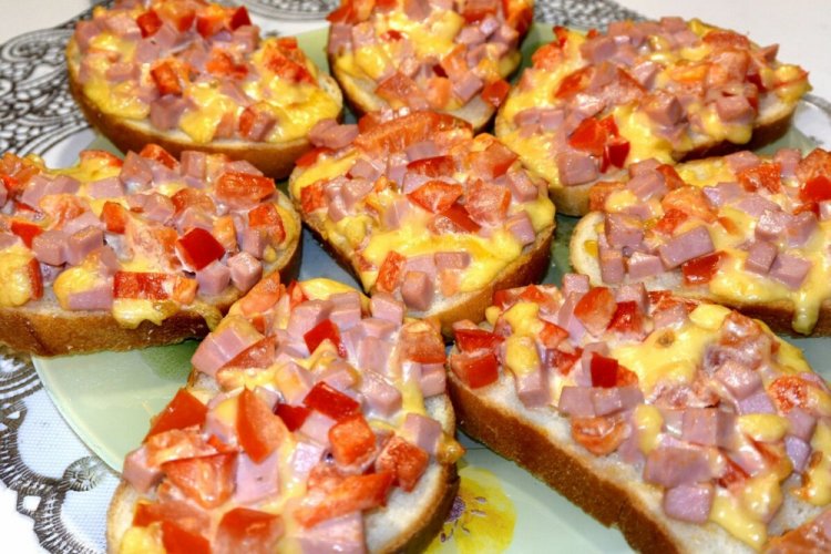 Мини-пицца с сосисками