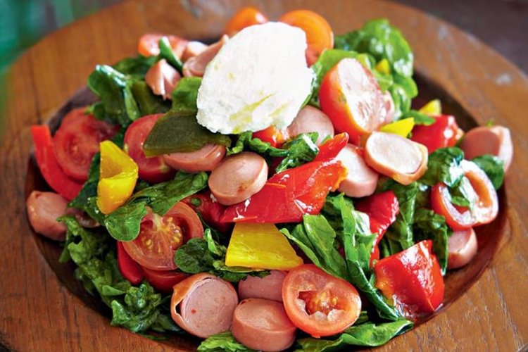 Салат с сосисками, болгарским перцем и рикоттой