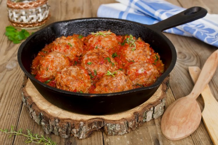 Фрикадельки с томатной подливкой