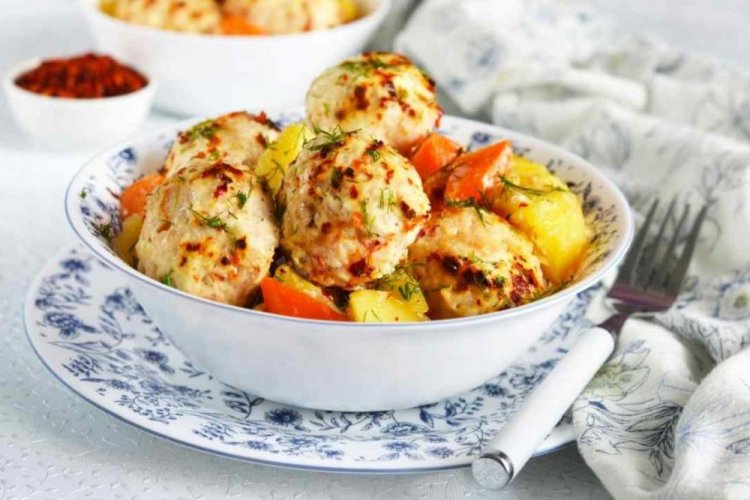 Фрикадельки с картошкой и подливкой