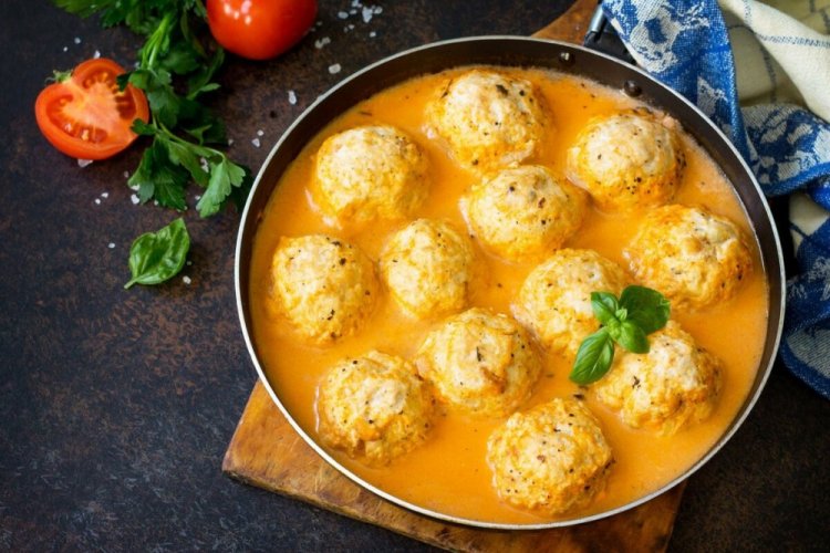 Фрикадельки с кускусом и подливкой на сковороде