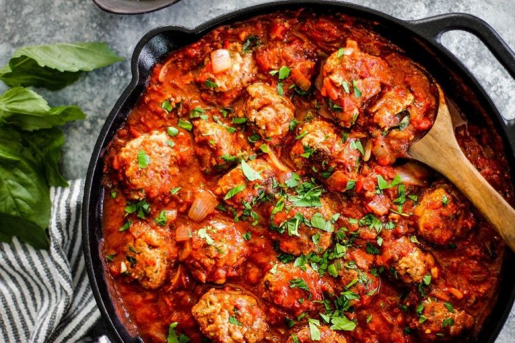 Фрикадельки с шампиньонами и подливкой