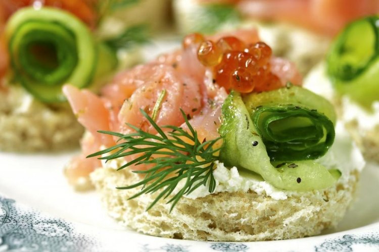 Бутерброды с семгой и красной икрой