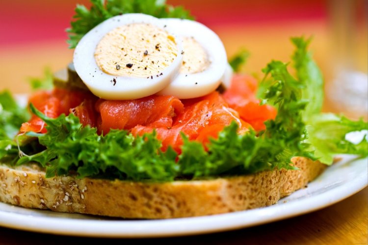 Бутерброды с семгой и перепелиными яйцами