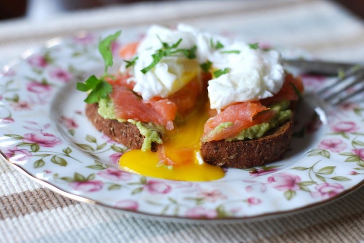 Бутерброды с семгой и яйцом-пашот