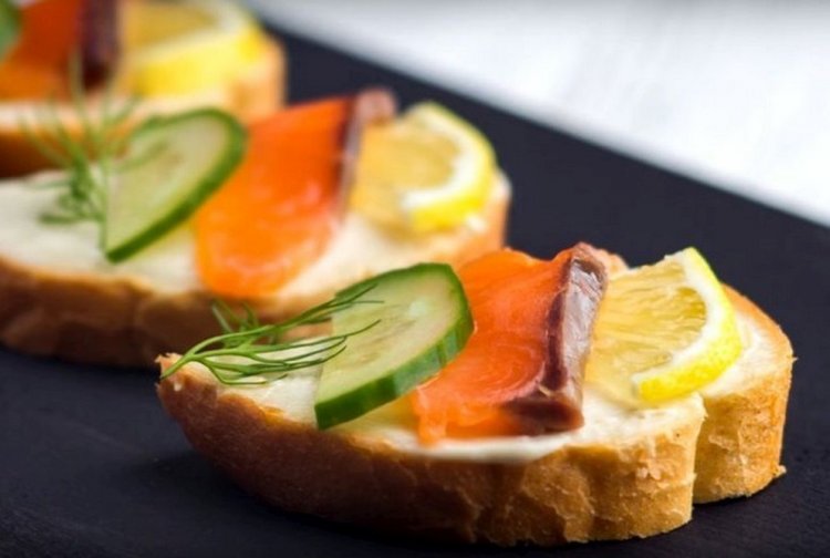 Бутерброды с семгой, огурцом и лимоном