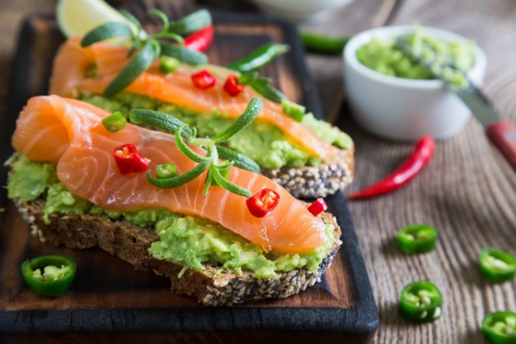Бутерброды с семгой и авокадо