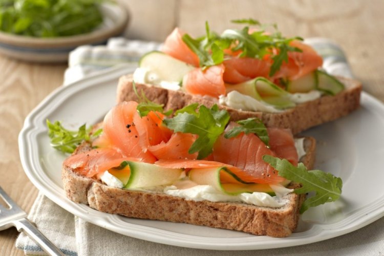 Бутерброды с семгой и маринованными огурцами