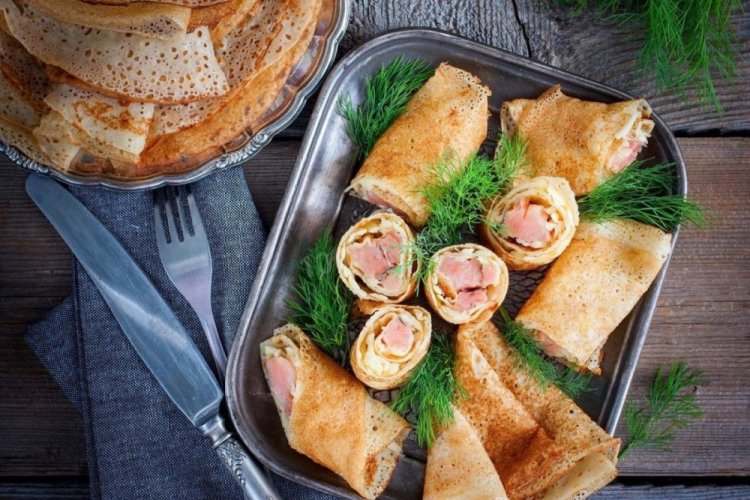 Блины на сметане с ветчиной и сыром