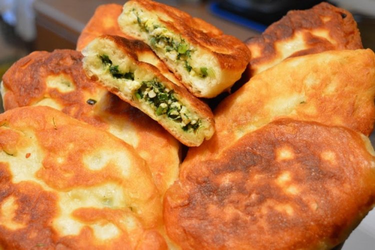 Жареные пирожки с луком и яйцом