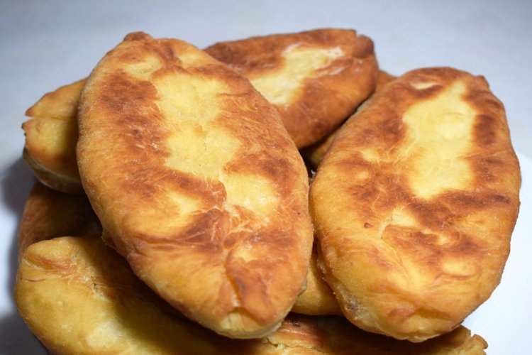 Жареные пирожки с яйцом, сыром и зеленью