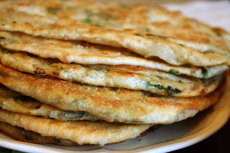 Дрожжевые лепешки с луком