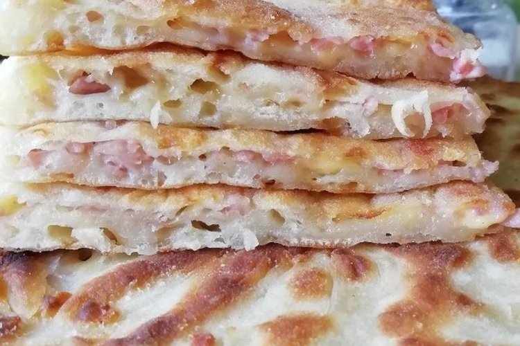 Дрожжевые лепешки с ветчиной и сыром