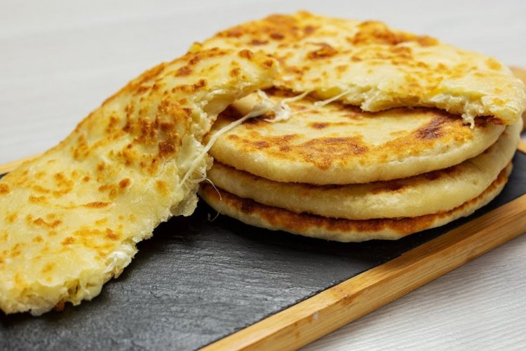 Дрожжевые лепешки с сыром