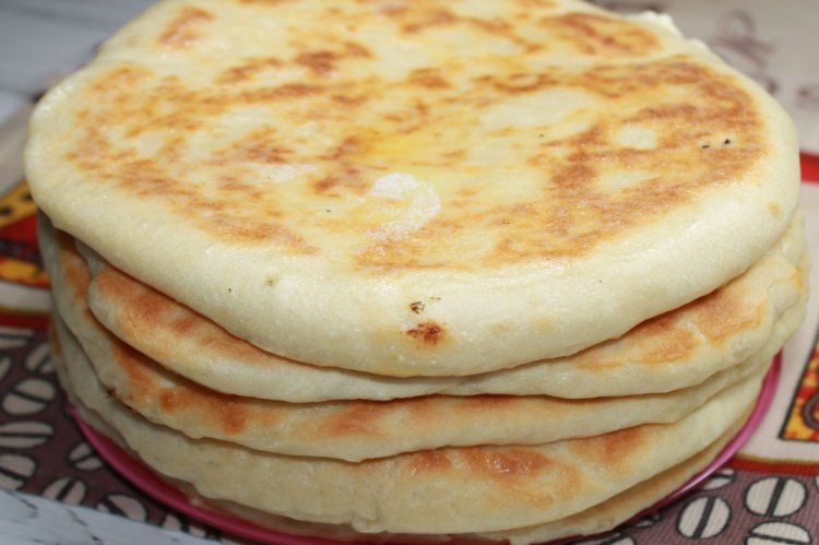 Дрожжевые лепешки с творогом, изюмом и шоколадом