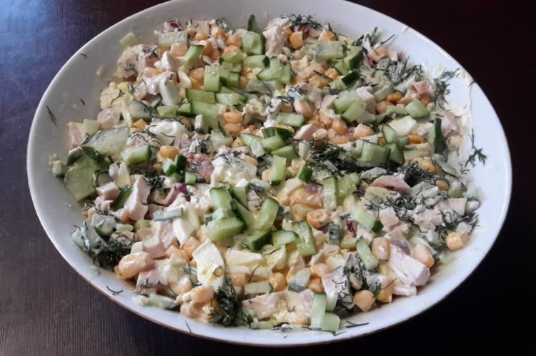 Салат с курицей, кукурузой и огурцами