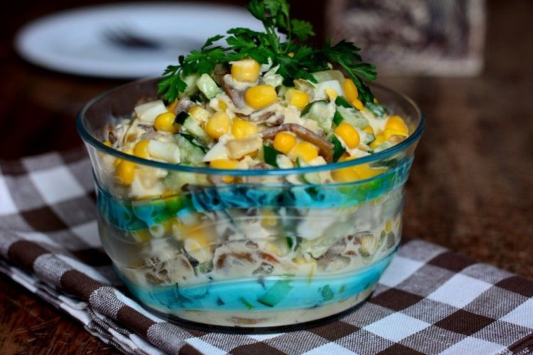 Салат с кукурузой, огурцом и грибами
