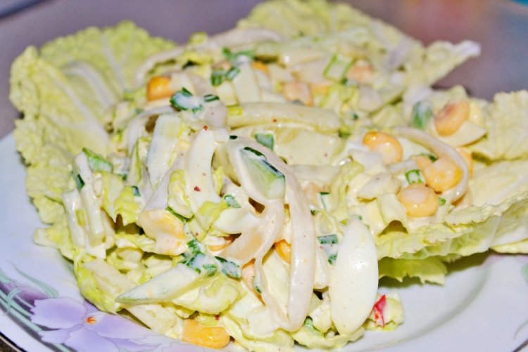 Салат с кукурузой, огурцом и яйцом