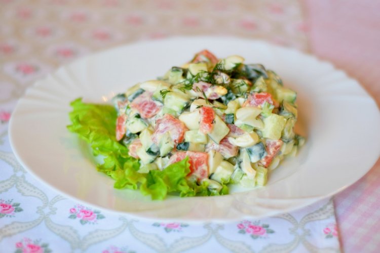 Салат с кукурузой, семгой и огурцом