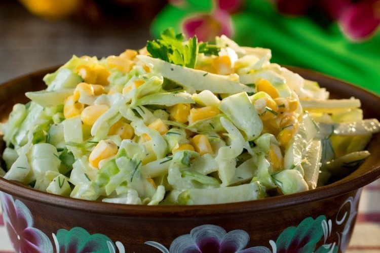 Салат с кукурузой, яблоком и огурцом