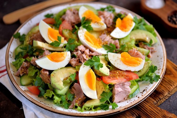 Салат с яйцом, авокадо и тунцом