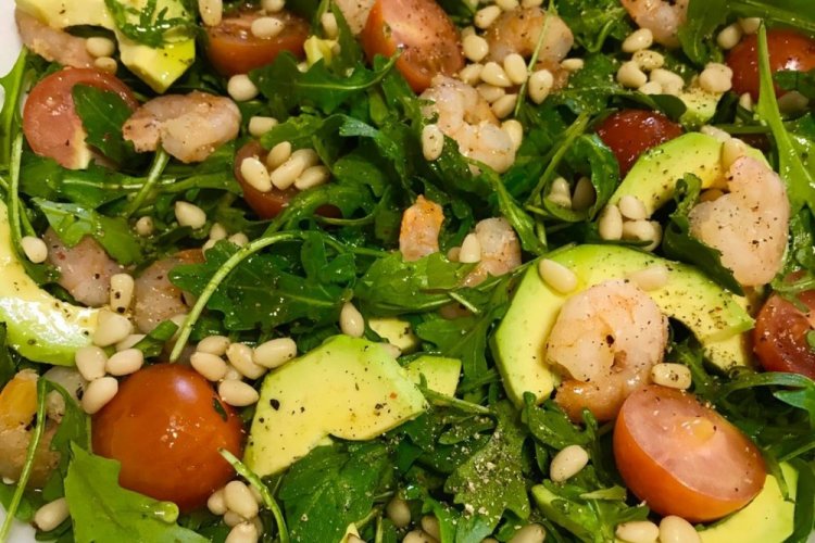 Салат с авокадо, креветками и тунцом