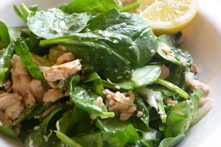 Салат со шпинатом, авокадо и тунцом