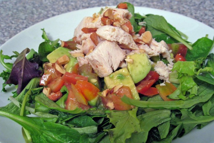 Салат с авокадо, помидорами и тунцом