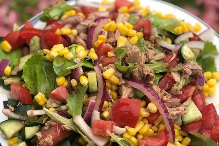 Салат с авокадо, тунцом и кукурузой