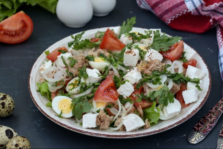 Салат с фетой, авокадо и тунцом