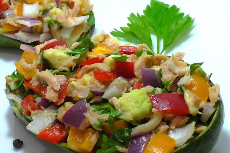 Салат с авокадо, сыром и тунцом