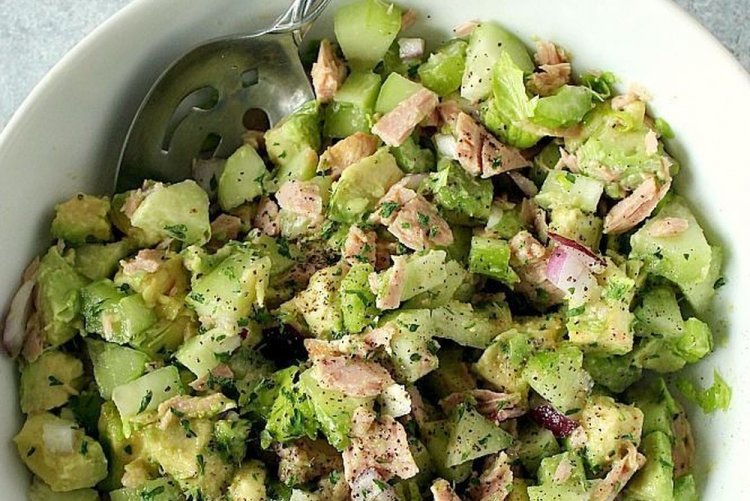 Салат с сельдереем, авокадо и тунцом
