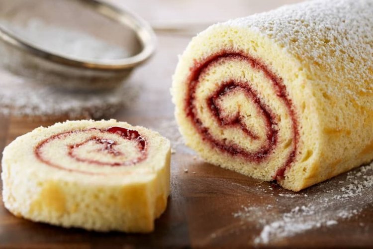 Бисквитный рулет с вареньем