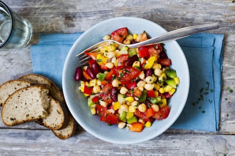 Салат с нутом, фасолью и кукурузой