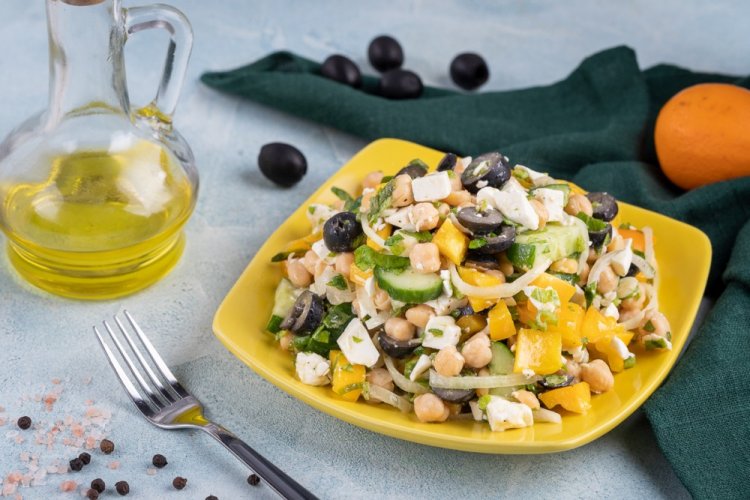 Салат с нутом, сыром и оливками