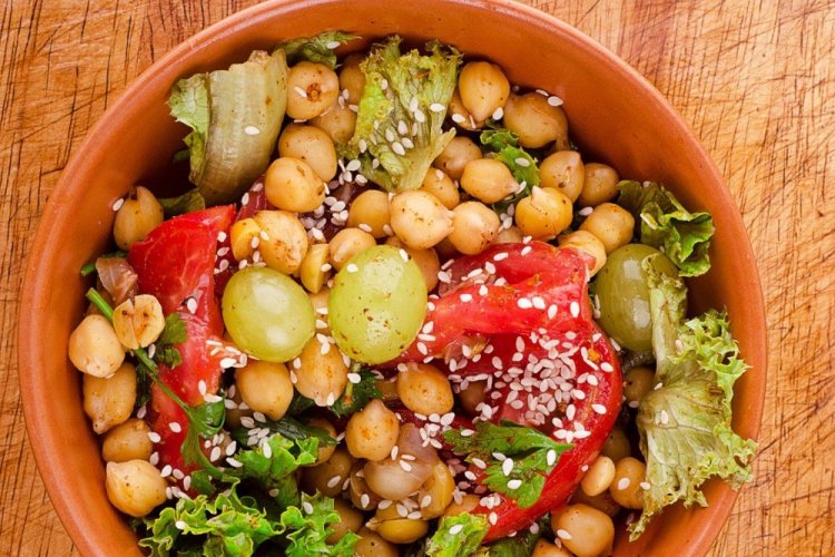 Салат с нутом и виноградом