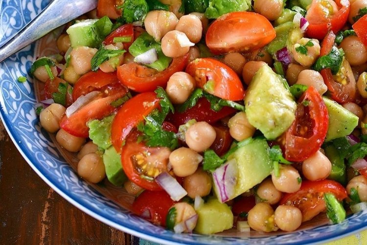 Салат с авокадо и нутом