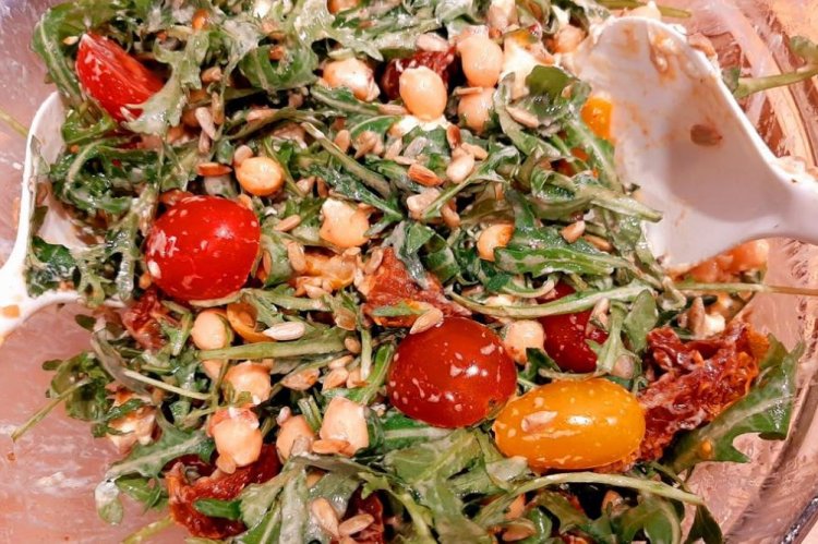Салат с рукколой, нутом и вялеными помидорами