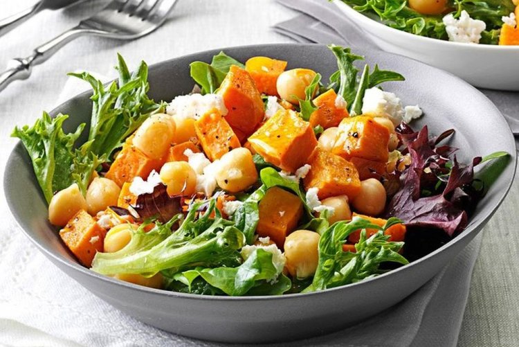 Теплый салат с нутом и фетой