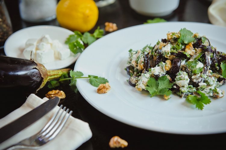 Салат с баклажанами и сыром фета