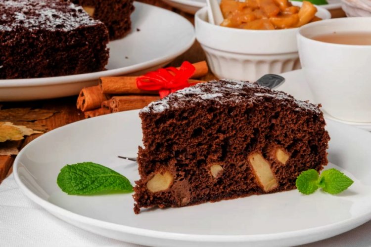 Шоколадная шарлотка на сковороде